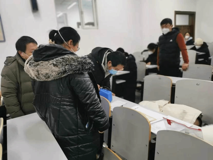 急诊医生为考场出现症状考生诊治