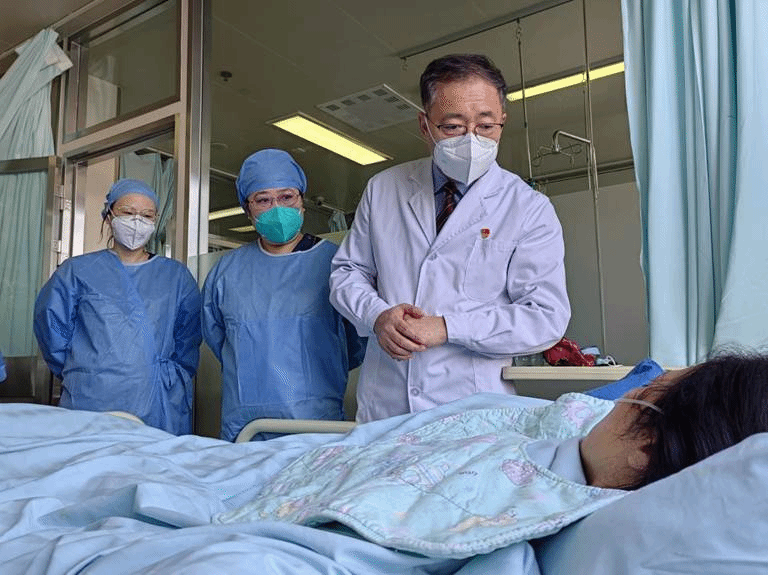 欧博二院心内科主任于波教授团队实施ECMO技术成功救治因新冠病毒感染突发暴发性心肌炎的患者