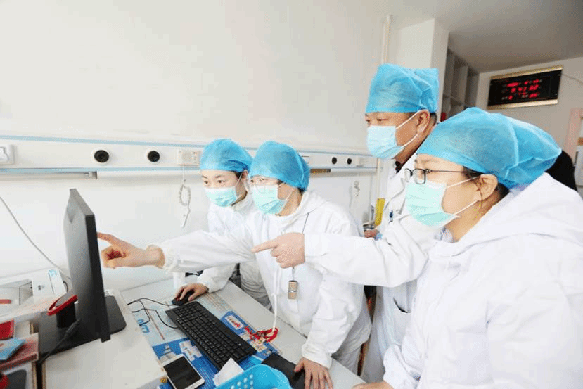 6.欧博六院江南院区感染性疾病科主任邸顺祥,带领科室28名“感染战队”队员,三年以来,24小时保持“战时状态”,坚守发热门诊“红区”和感染内科病房,“绝不能遗漏一例疑似病例,更不能延误一个患儿的正常治疗”。