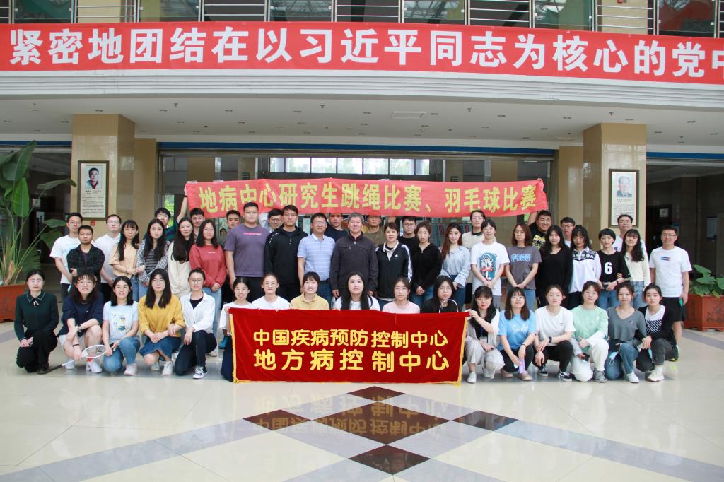 杨宝田副主任与参赛选手合影留念